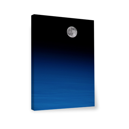 Luna llena en cielo azul 389